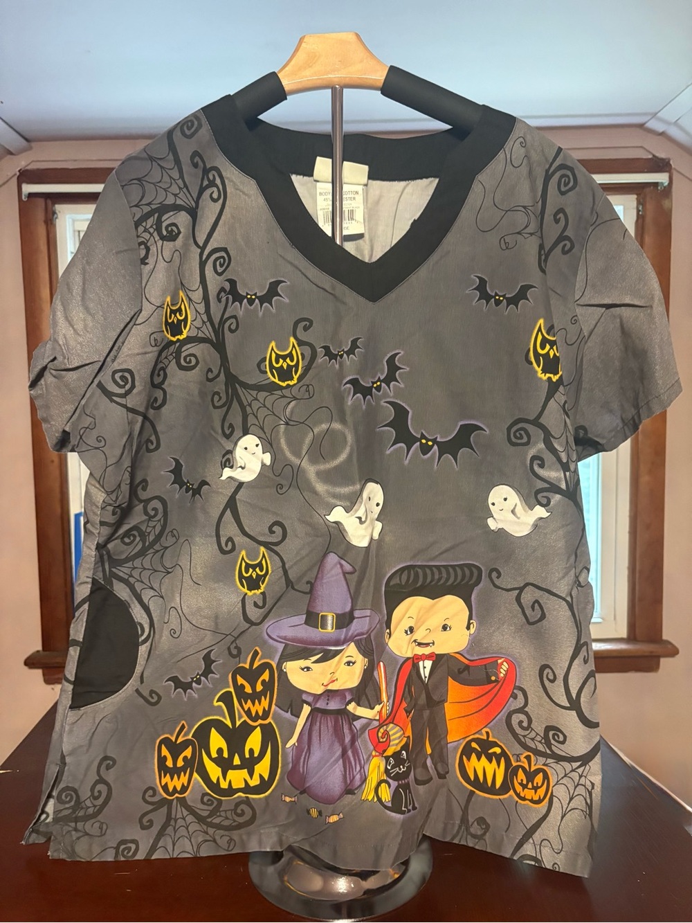 🎃 Cute Cartoon Halloween Scrub Top – Little Witch & Vampire Print! 🦇